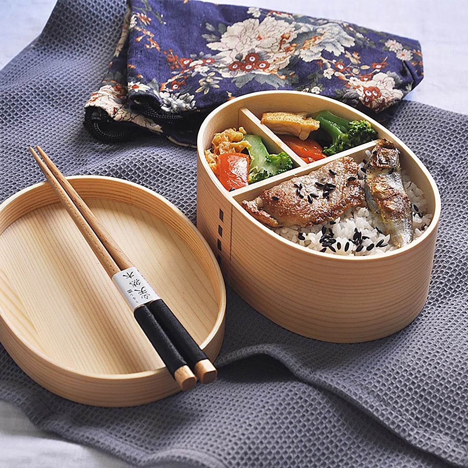 Boîte à bento artisanale en bois de cèdre style japonais