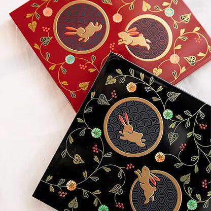 Boîte de rangement japonaise en laque Yamanaka à trois niveaux motif lapin