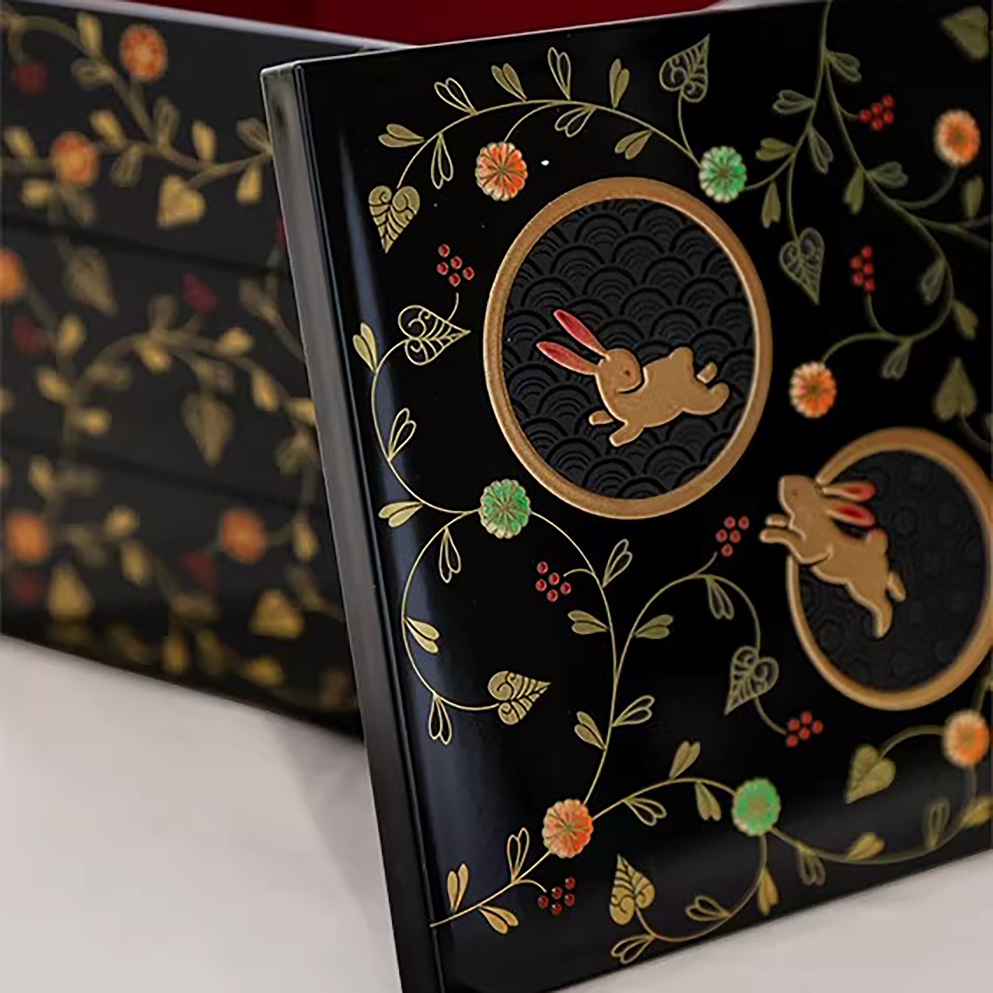 Boîte de rangement japonaise en laque Yamanaka à trois niveaux motif lapin
