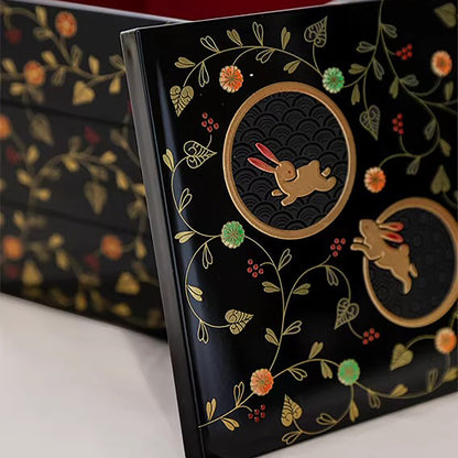 Boîte de rangement japonaise en laque Yamanaka à trois niveaux motif lapin