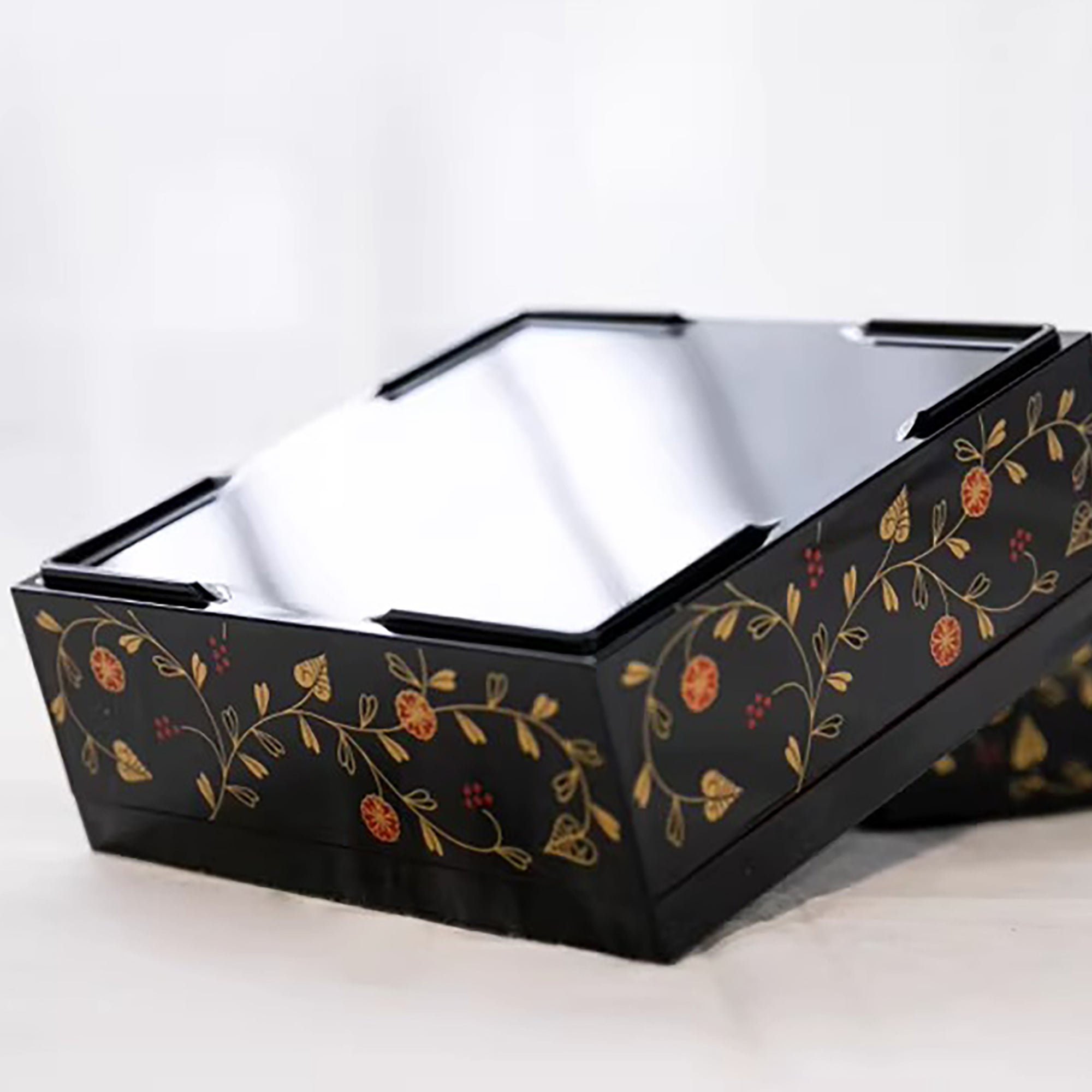 Boîte de rangement japonaise en laque Yamanaka à trois niveaux motif lapin