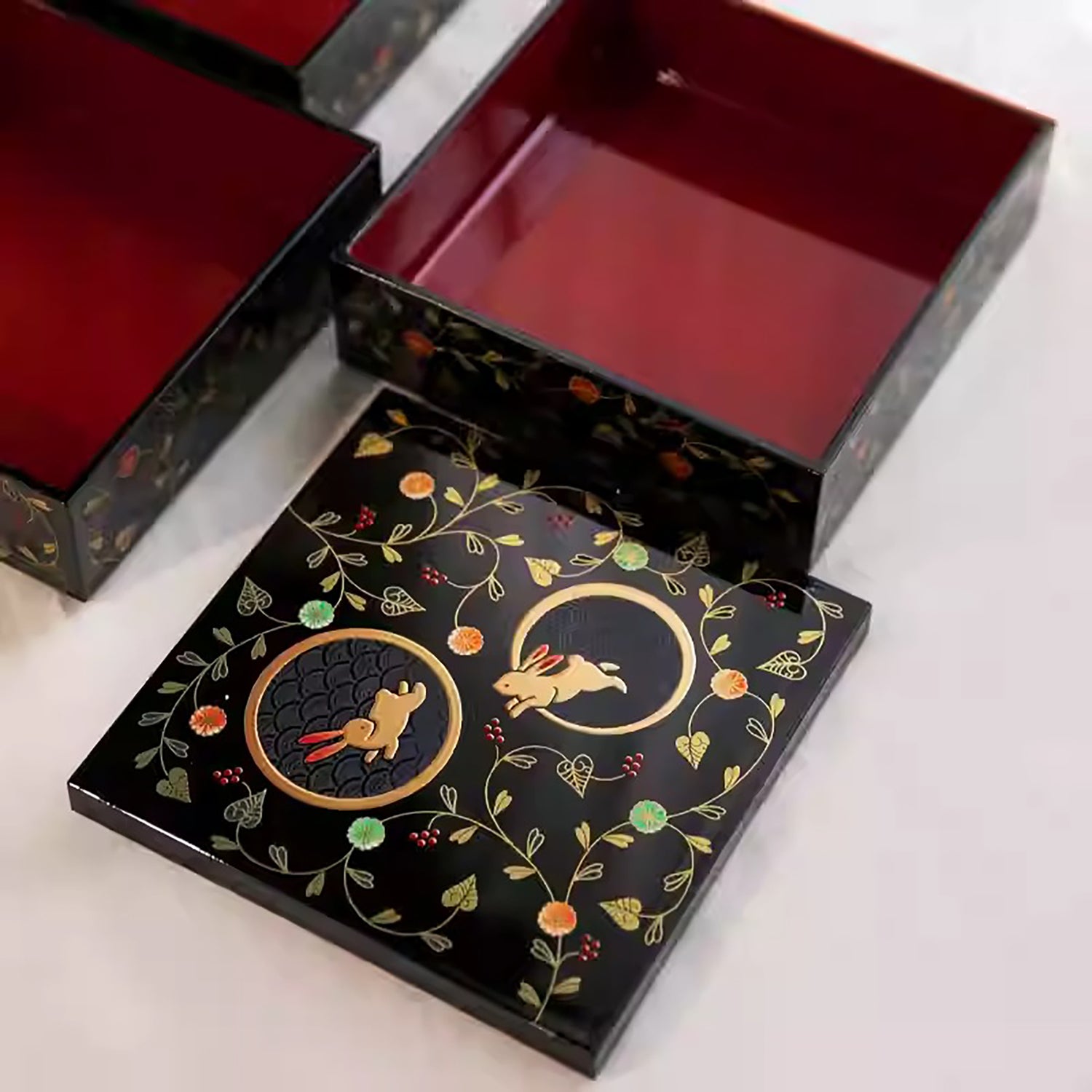 Boîte de rangement japonaise en laque Yamanaka à trois niveaux motif lapin