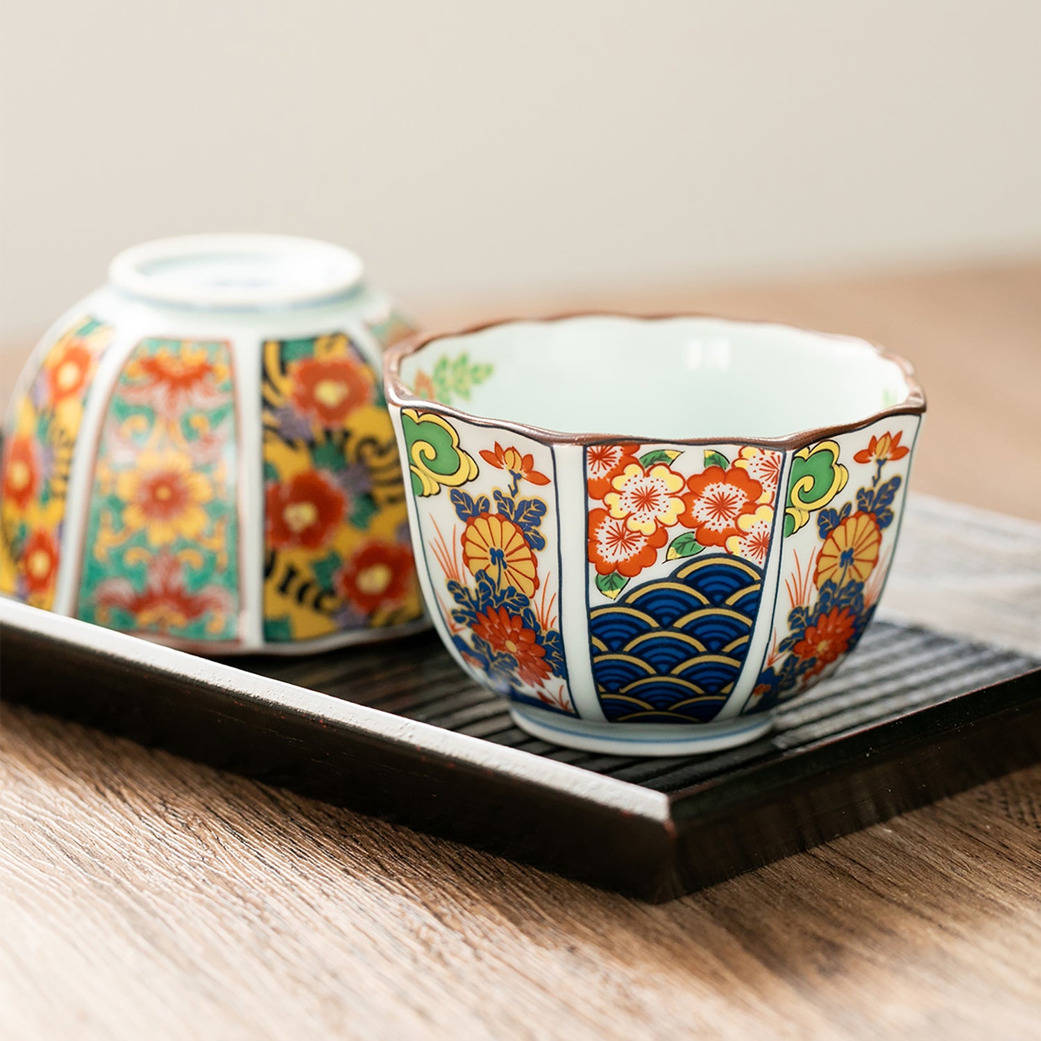Achteckige Arita-Yaki-Schale mit Ko-Imari-Motiven