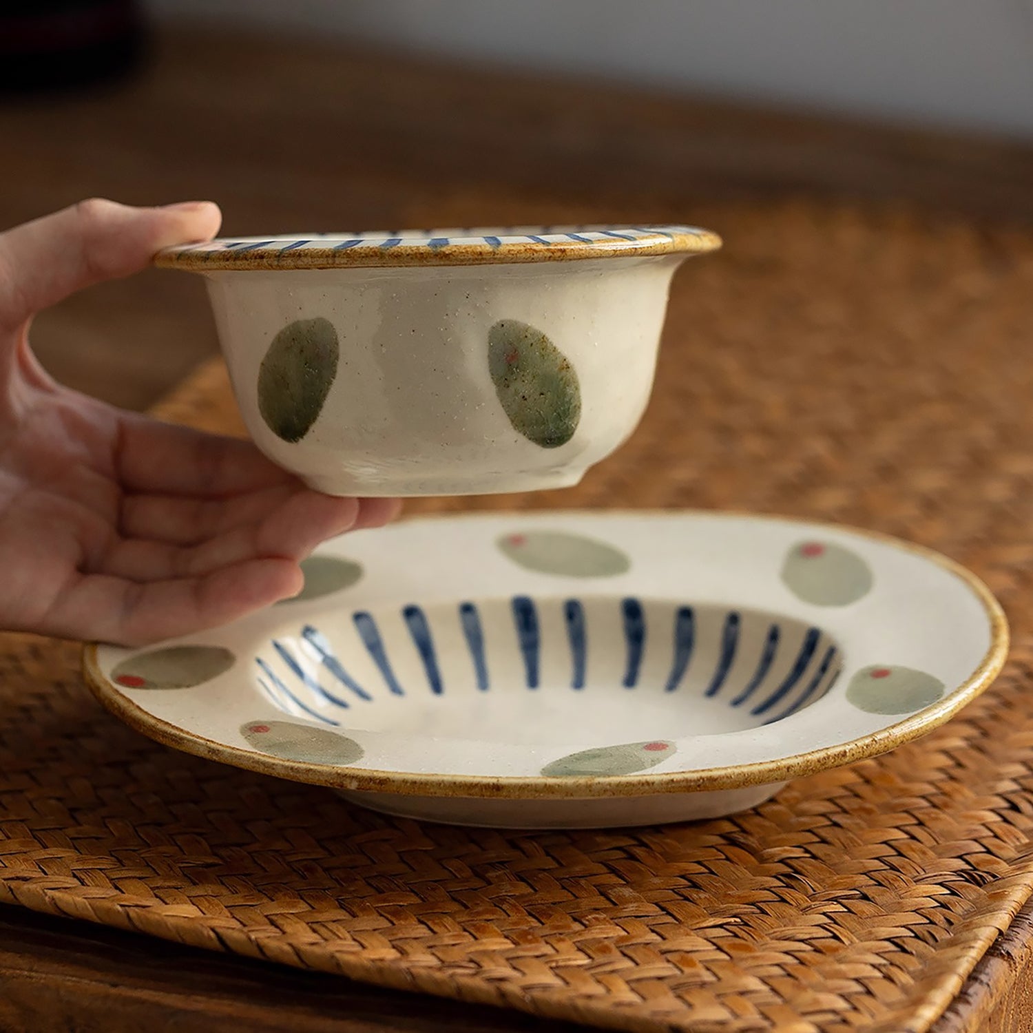 Vaisselle en céramique Minoyaki motif petites feuilles peint à la main