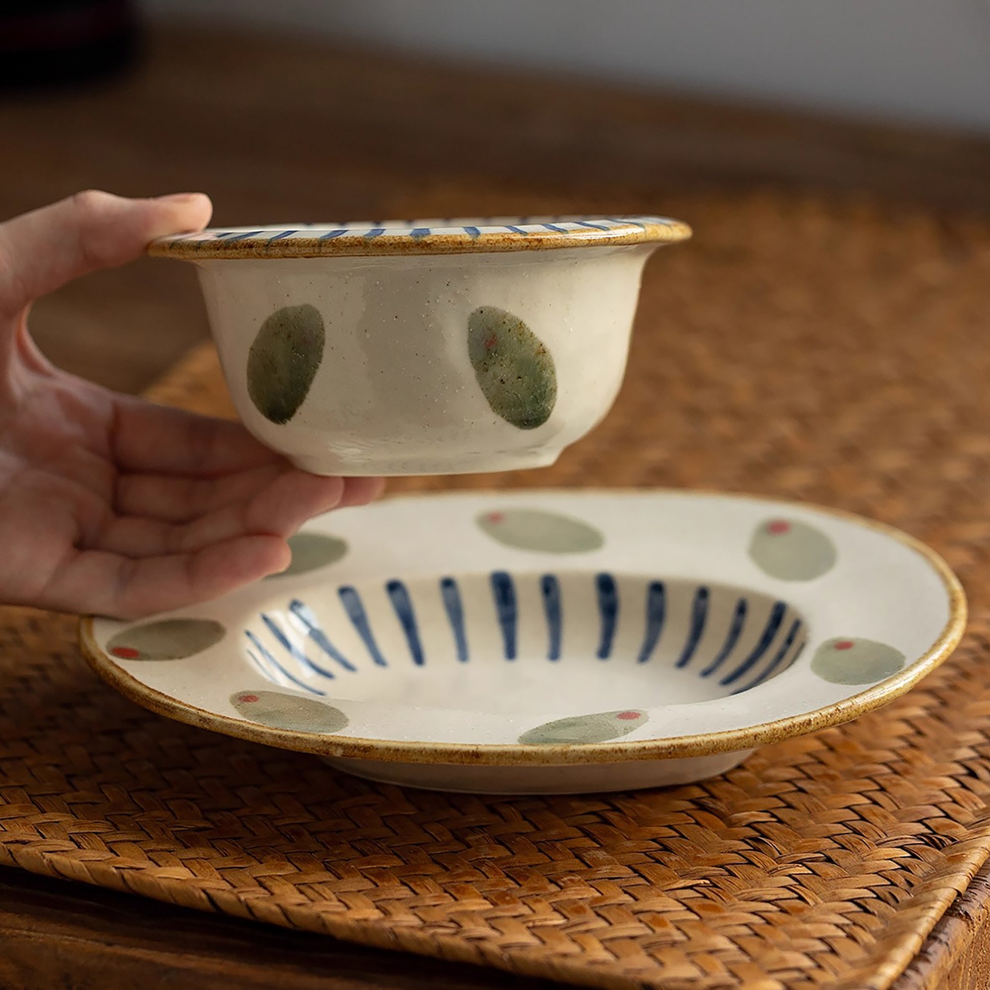 Vaisselle en céramique Minoyaki motif petites feuilles peint à la main