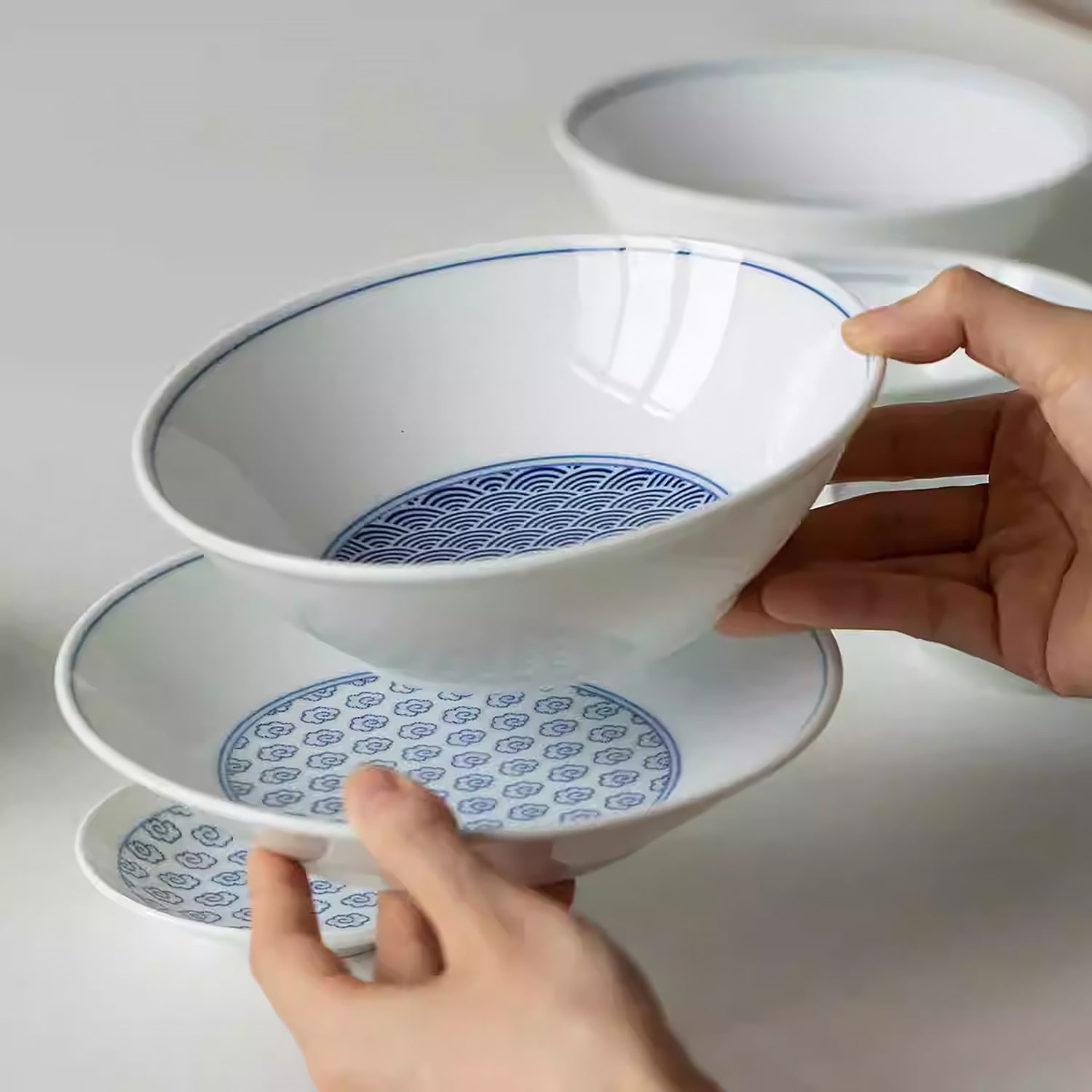 Vaisselle Minoyaki avec motifs Seigaiha et nuages bleus