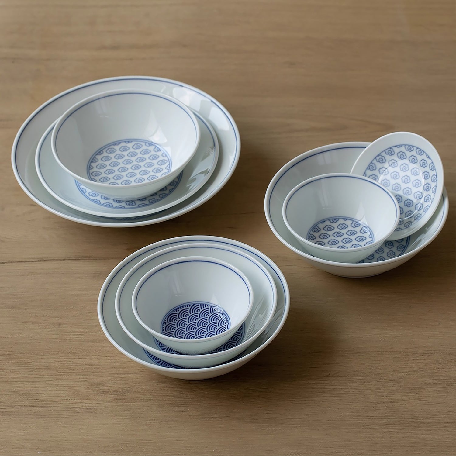 Vaisselle Minoyaki avec motifs Seigaiha et nuages bleus