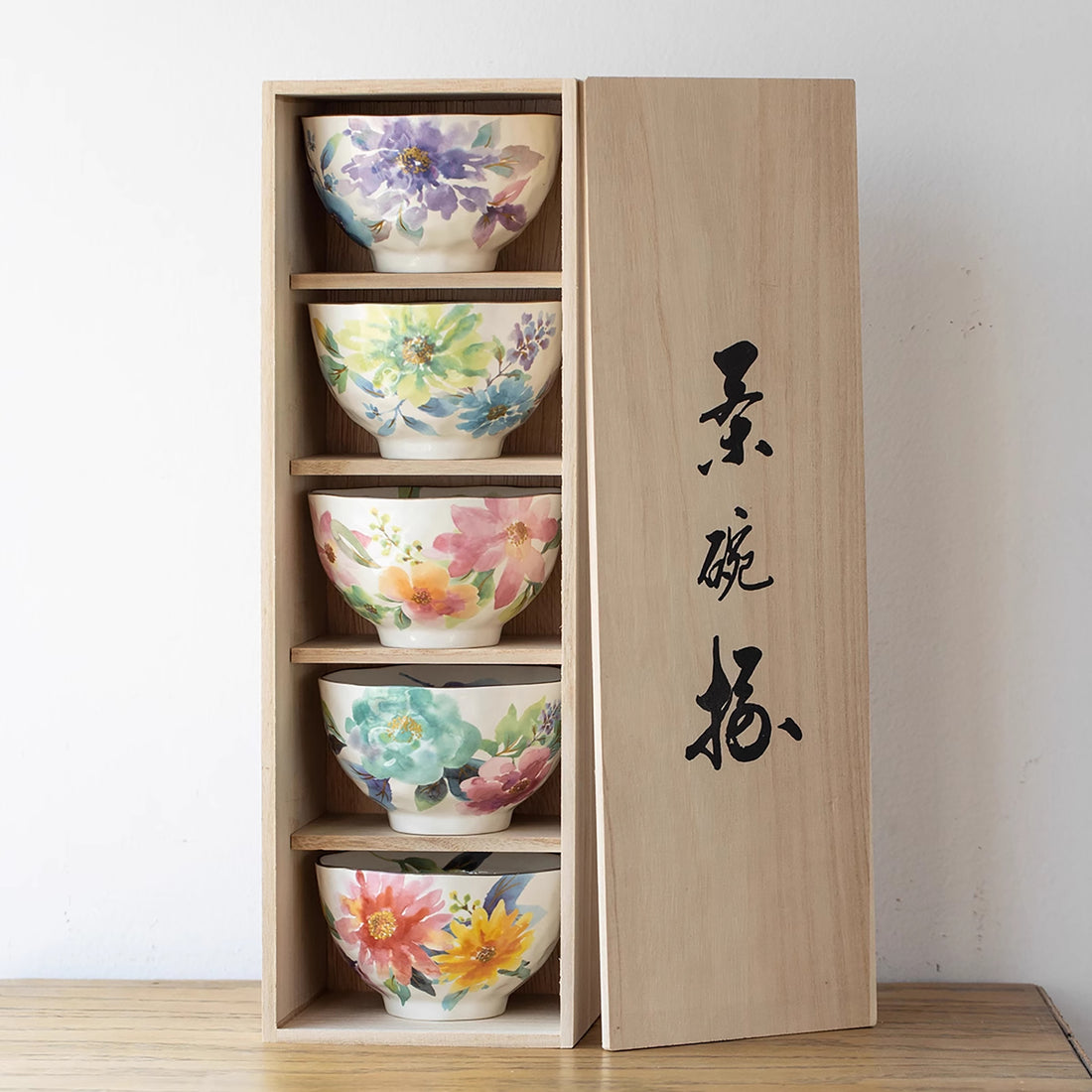 Minoyaki-Schalen mit wunderschönem Künstlerblumendesign