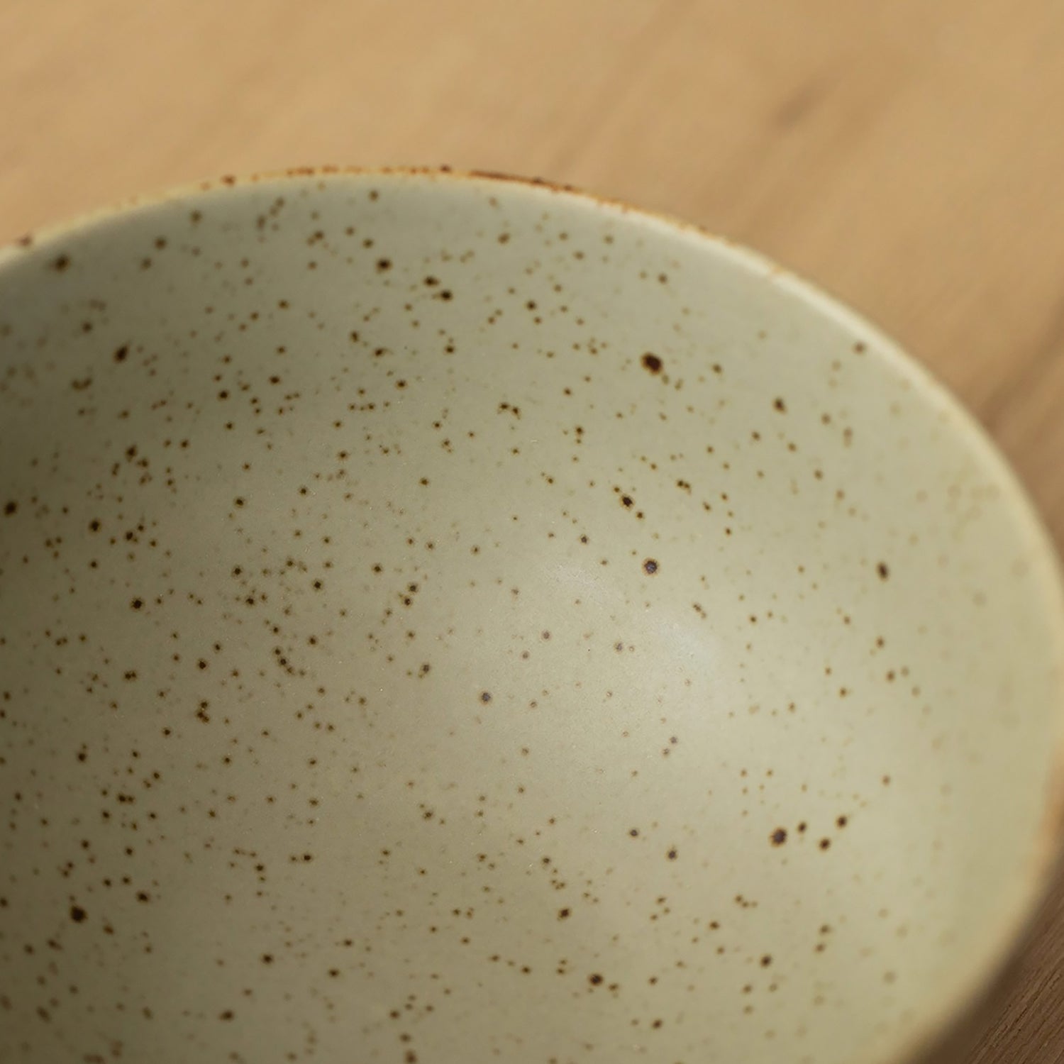Bol en grès brut décoré à la main