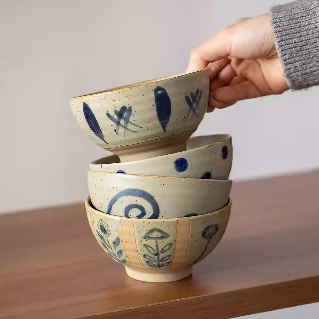 Bol en grès brut décoré à la main