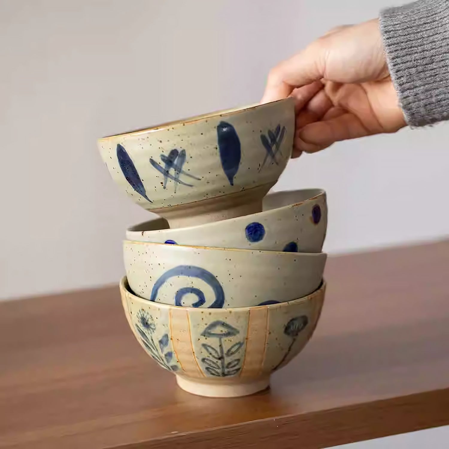 Bol en grès brut décoré à la main