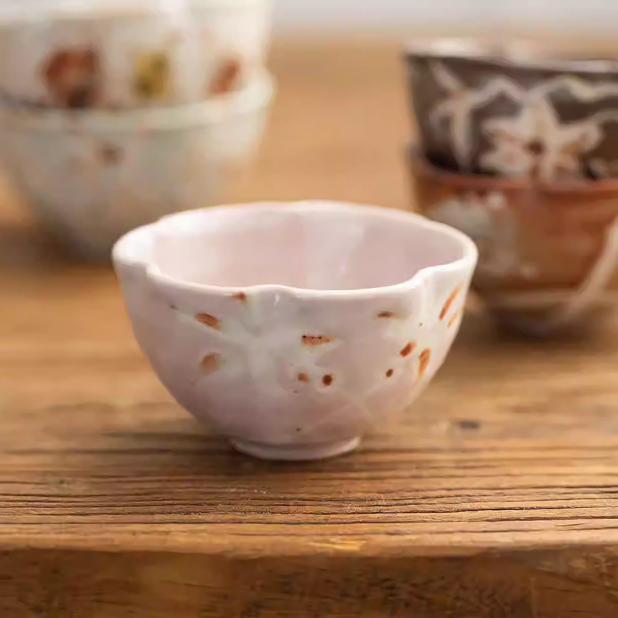Tasse en forme fleur Shino-yaki avec motifs naturels