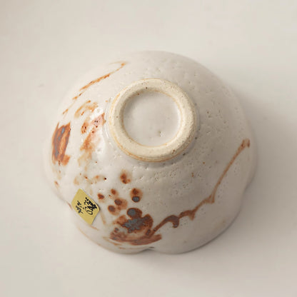 Tasse en forme fleur Shino-yaki avec motifs naturels