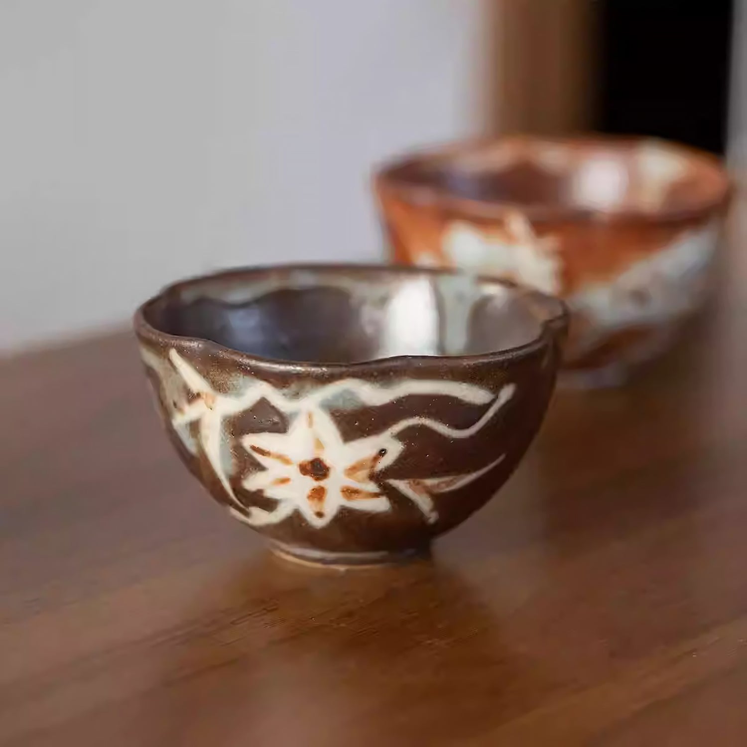 Tasse en forme fleur Shino-yaki avec motifs naturels