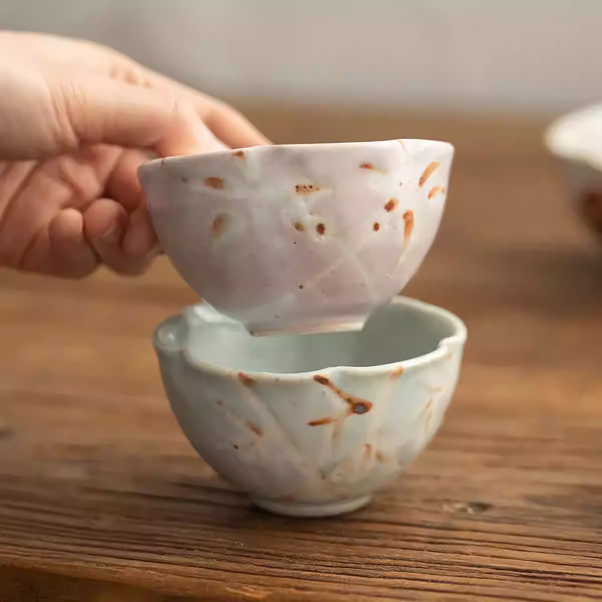 Tasse en forme fleur Shino-yaki avec motifs naturels