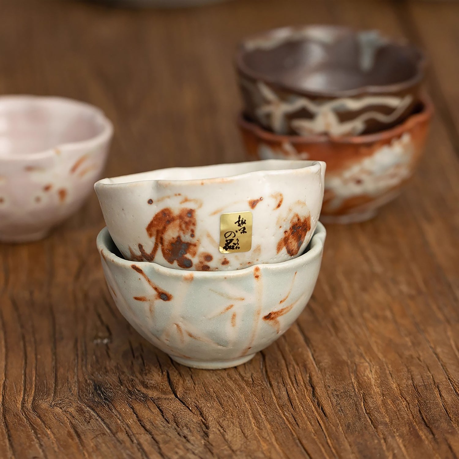 Tasse en forme fleur Shino-yaki avec motifs naturels