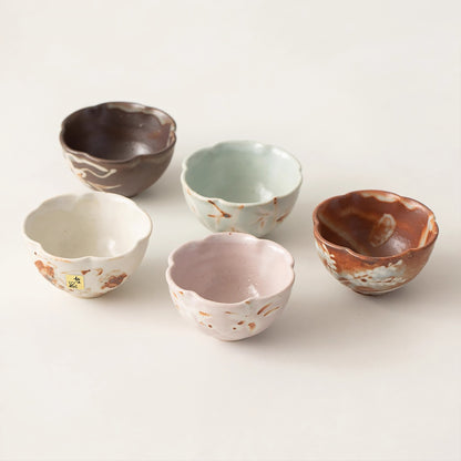 Tasse en forme fleur Shino-yaki avec motifs naturels