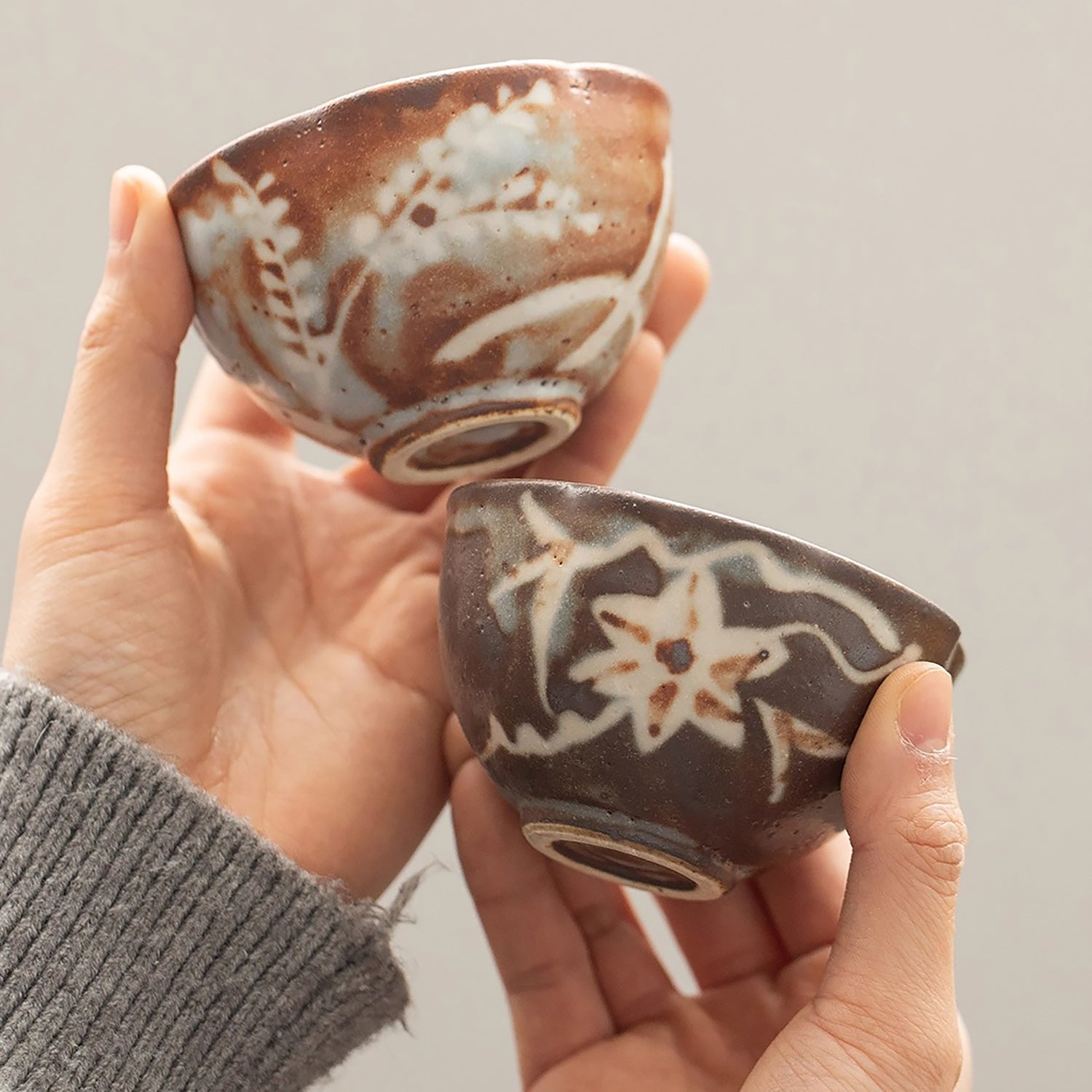 Tasse en forme fleur Shino-yaki avec motifs naturels