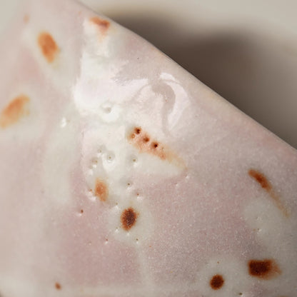 Tasse en forme fleur Shino-yaki avec motifs naturels