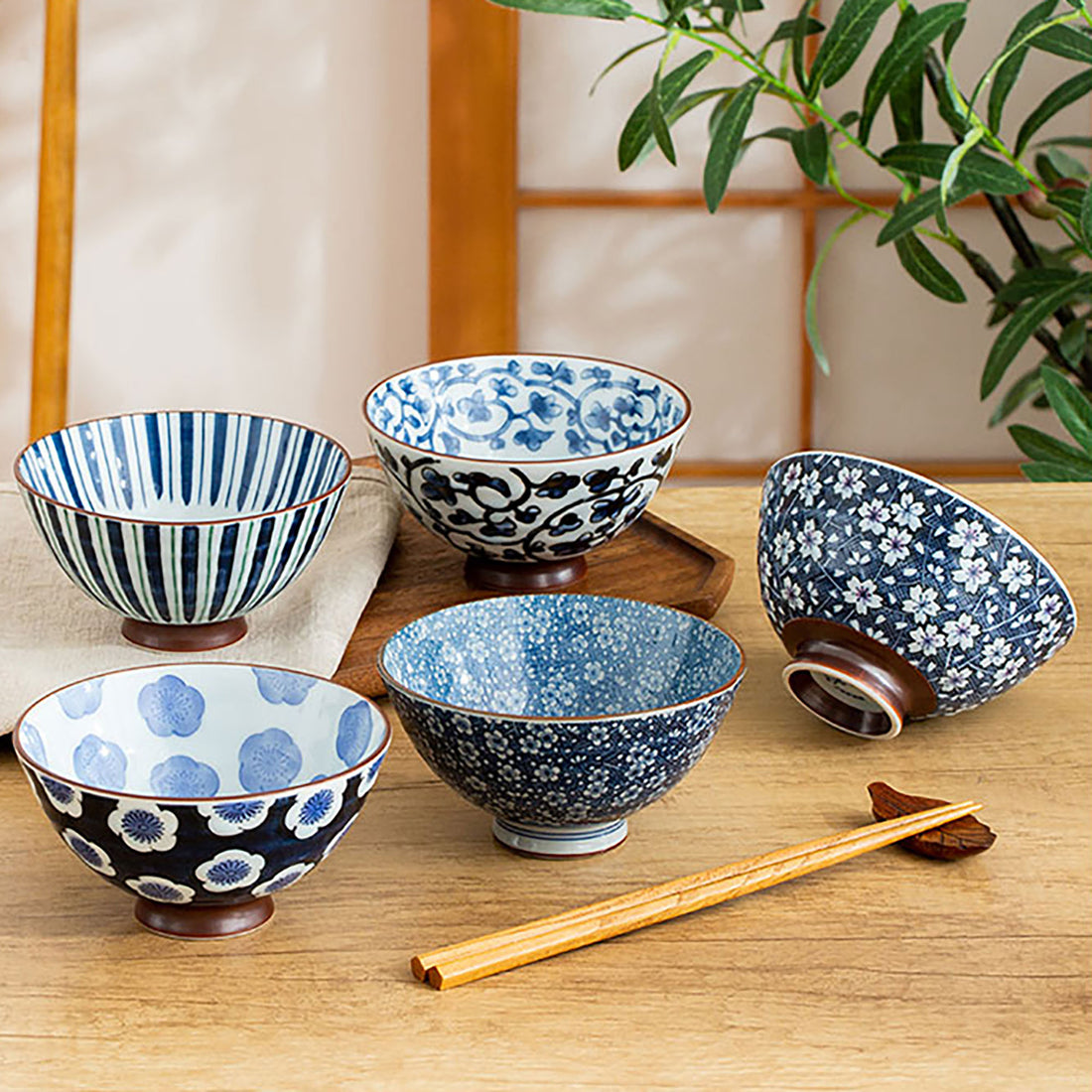 Minoyaki bowl with handcrafted design