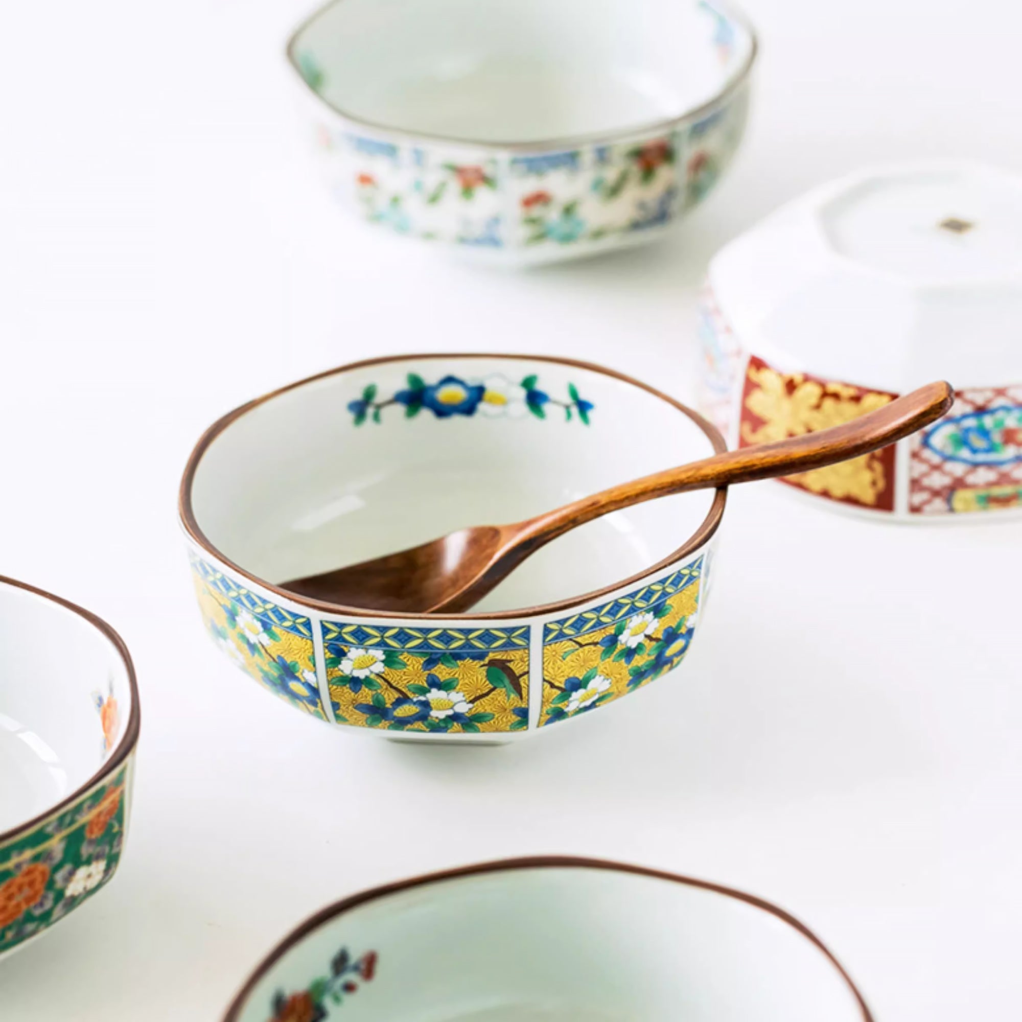 Bol octogonal Minoyaki avec motifs floraux teintés