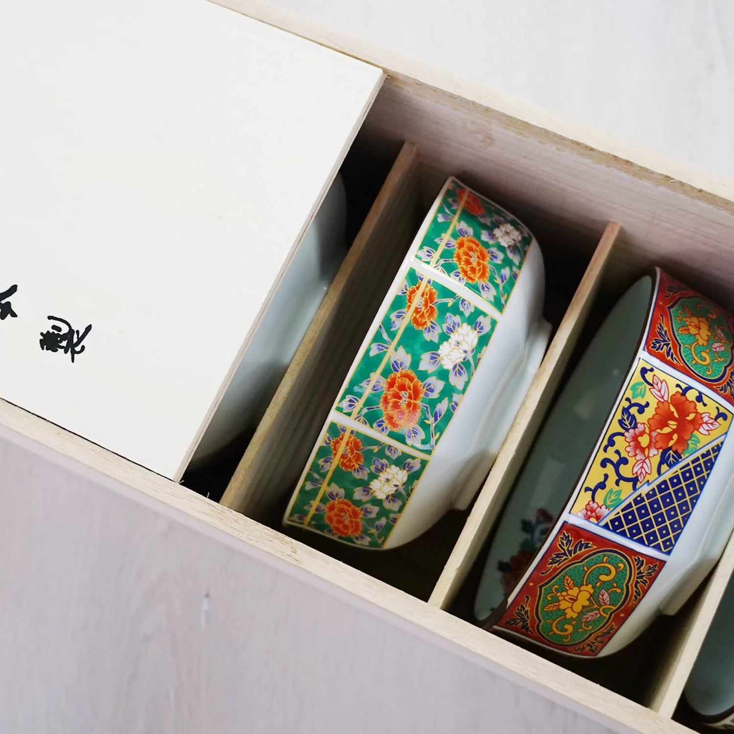 Bol octogonal Minoyaki avec motifs floraux teintés