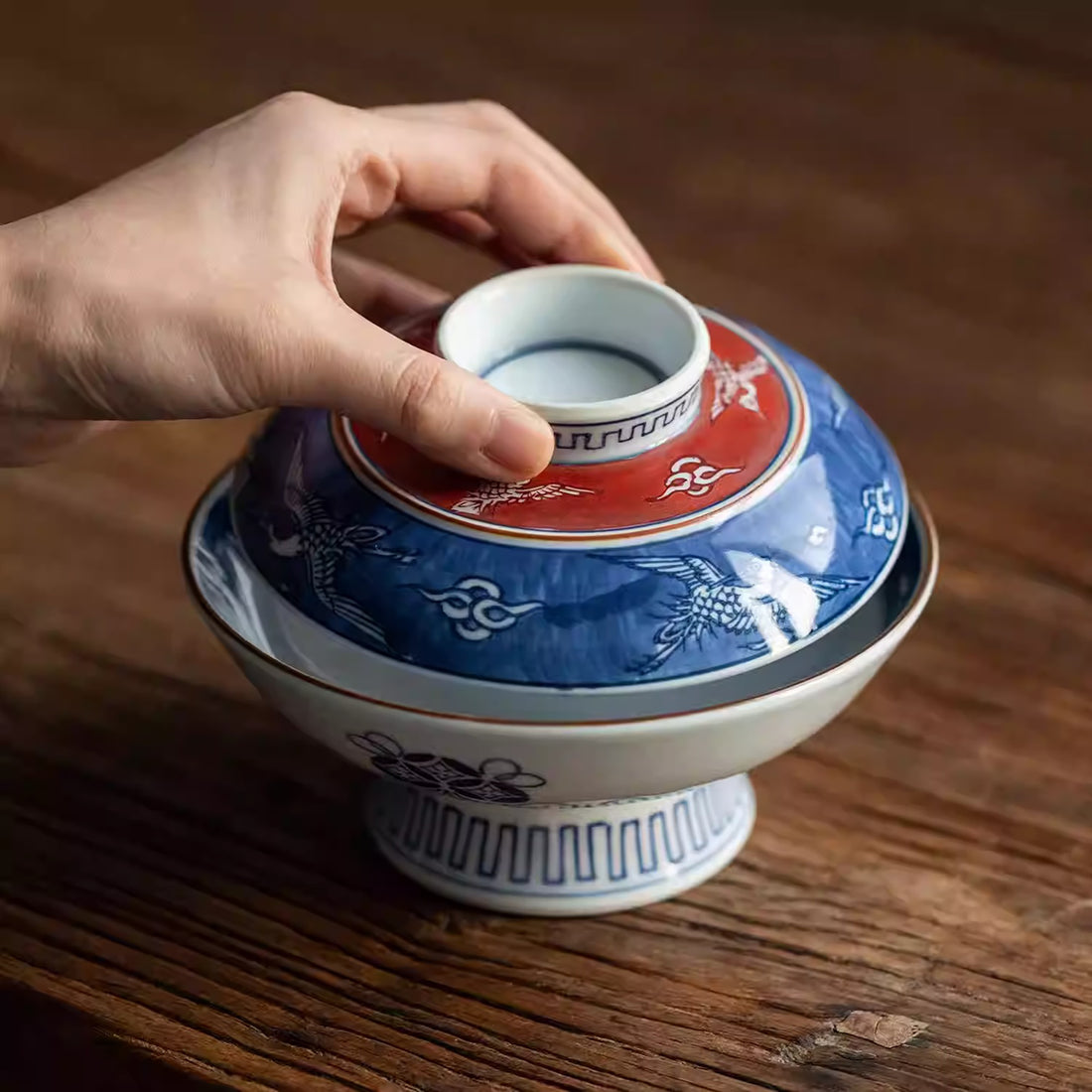 Bol couvert Arita yaki motif grue porte-bonheur