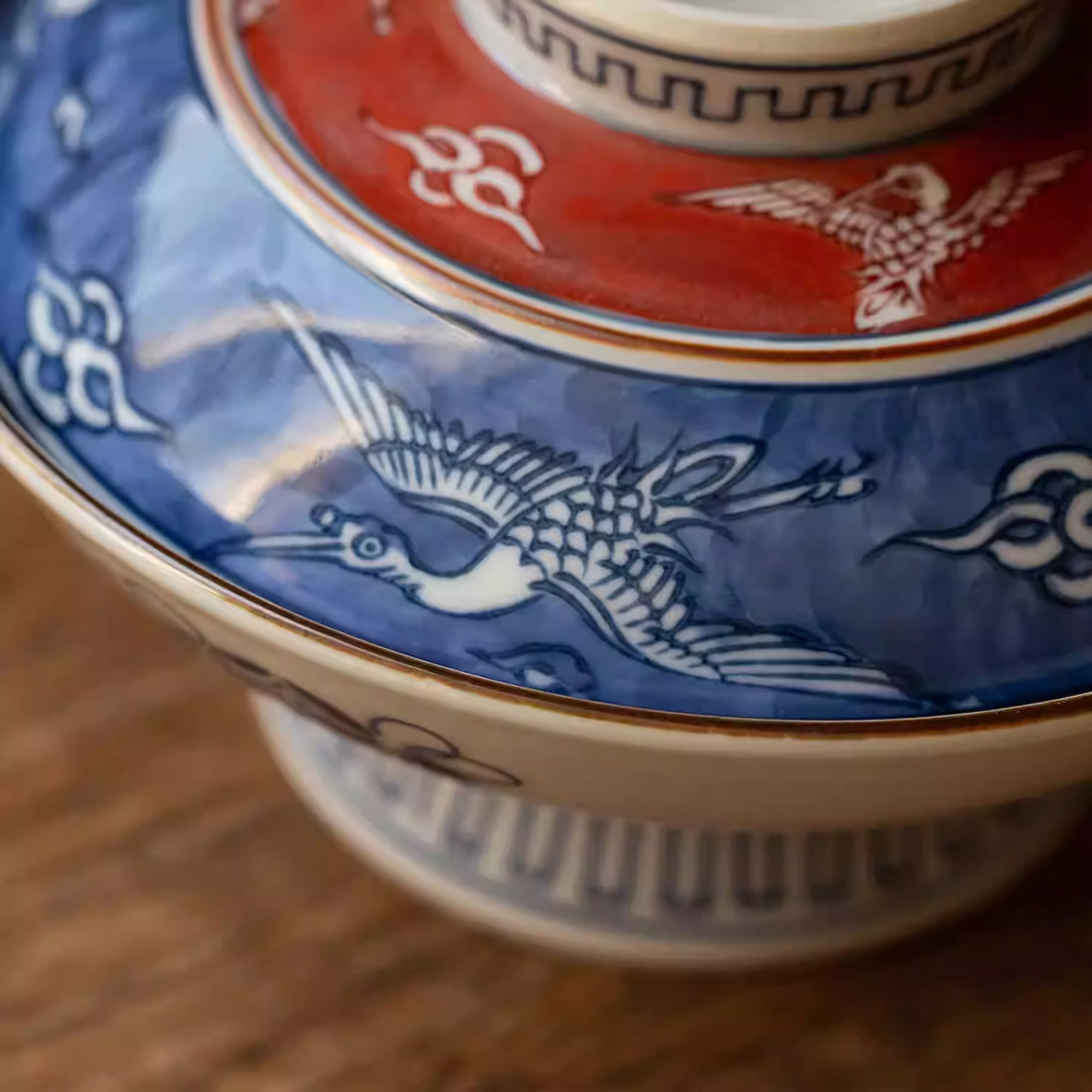 Bol couvert Arita yaki motif grue porte-bonheur