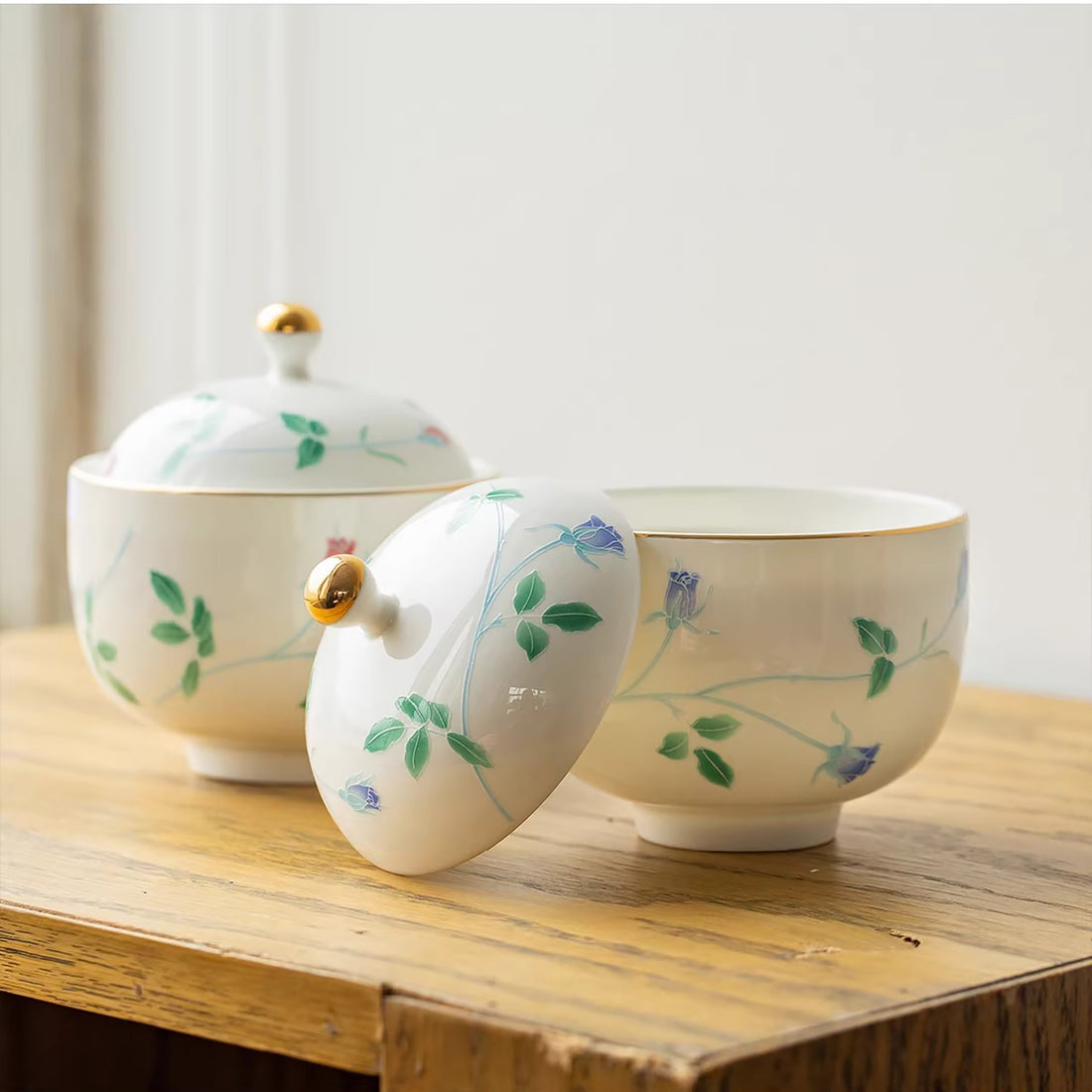 Bol couvert Minoyaki en porcelaine blanche motif rose