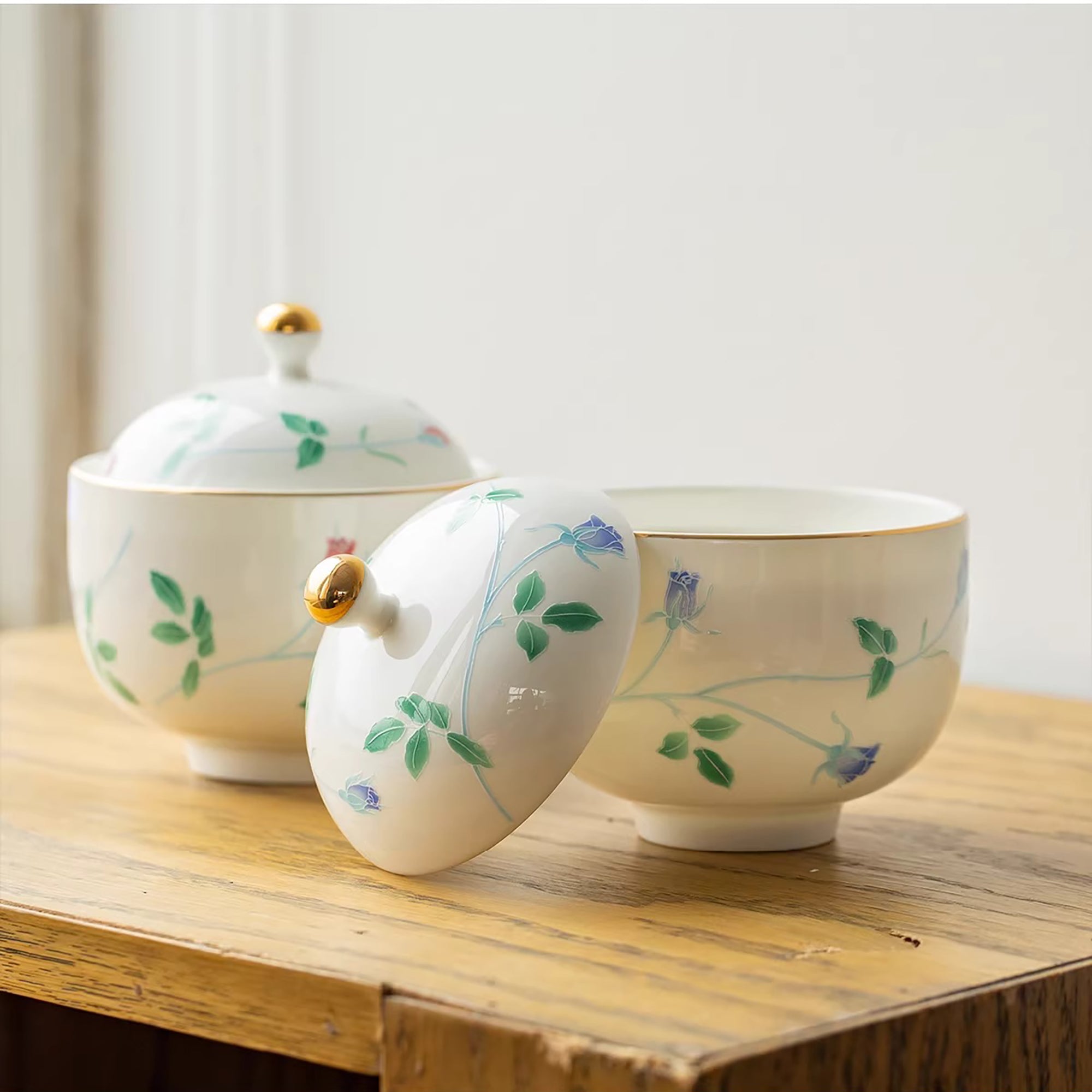 Bol couvert Minoyaki en porcelaine blanche motif rose