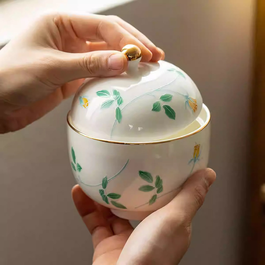 Bol couvert Minoyaki en porcelaine blanche motif rose