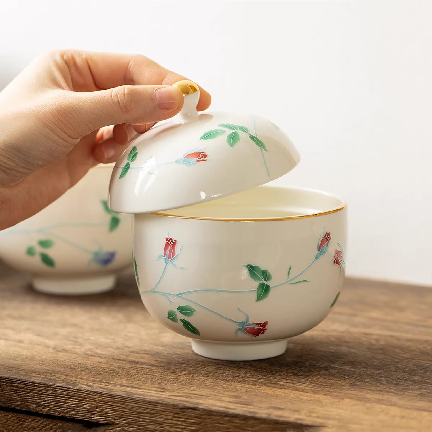 Bol couvert Minoyaki en porcelaine blanche motif rose