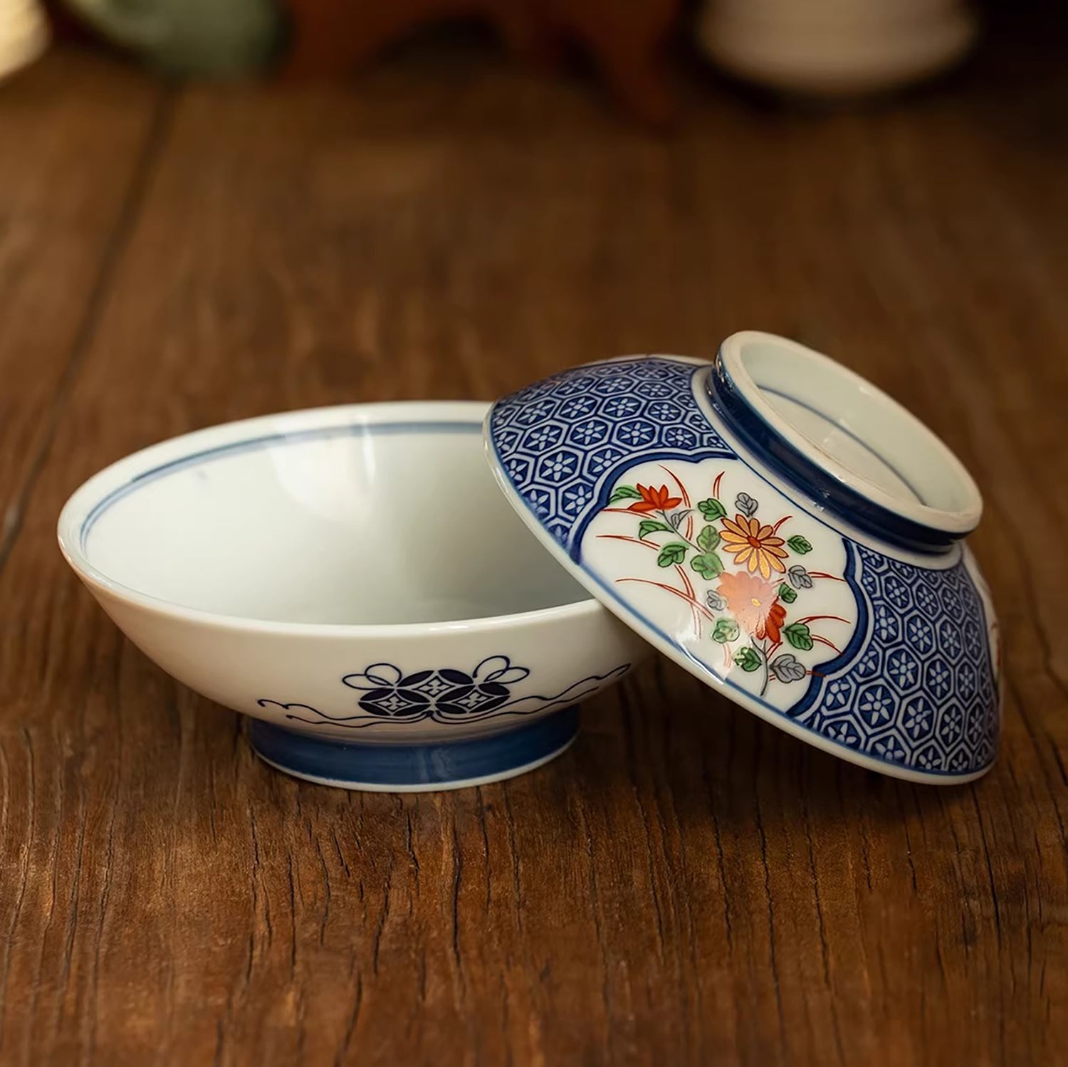 Bol couvert Arita yaki avec fleur porte-bonheur