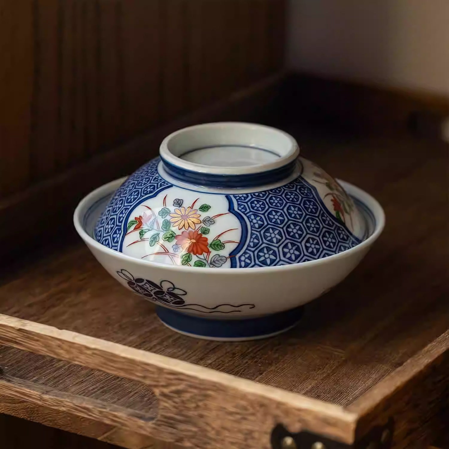 Bol couvert Arita yaki avec fleur porte-bonheur