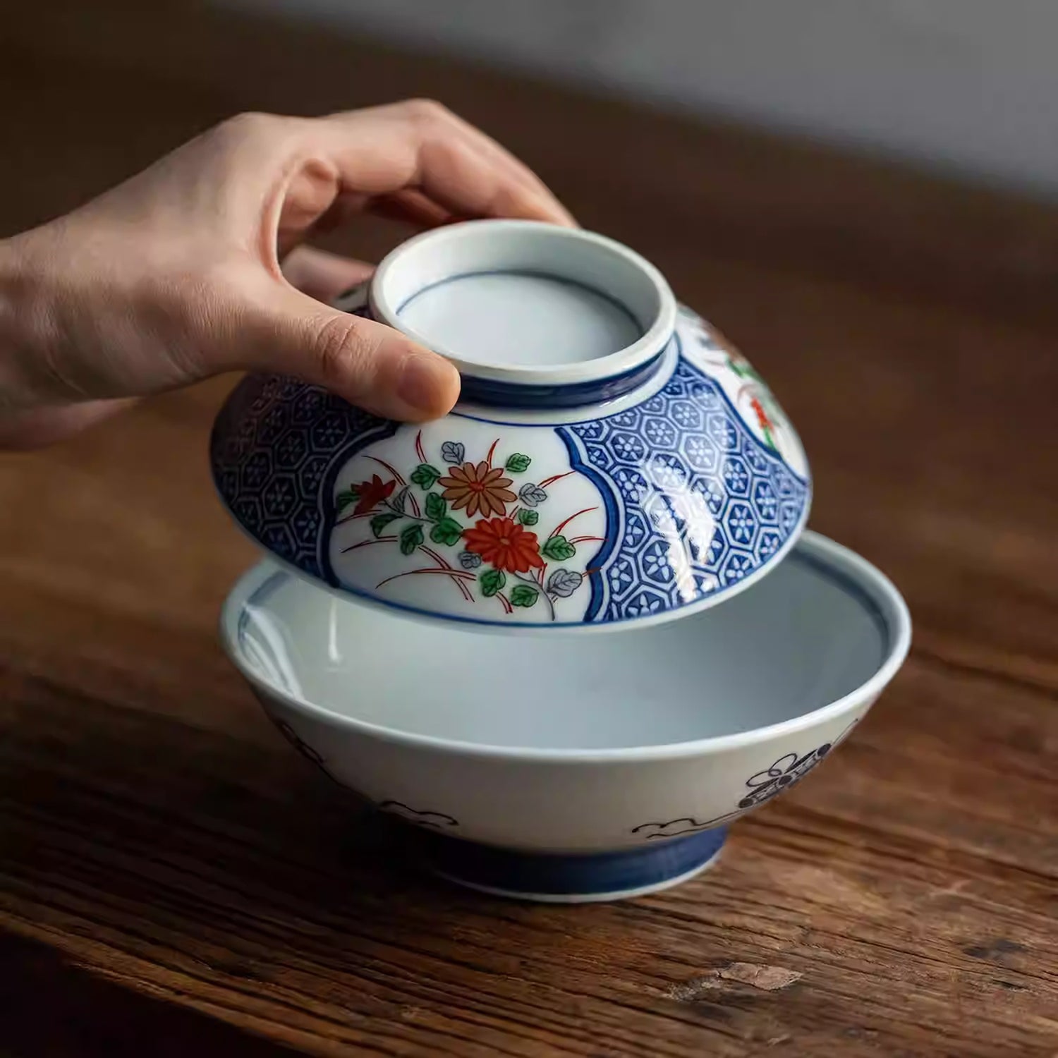 Bol couvert Arita yaki avec fleur porte-bonheur