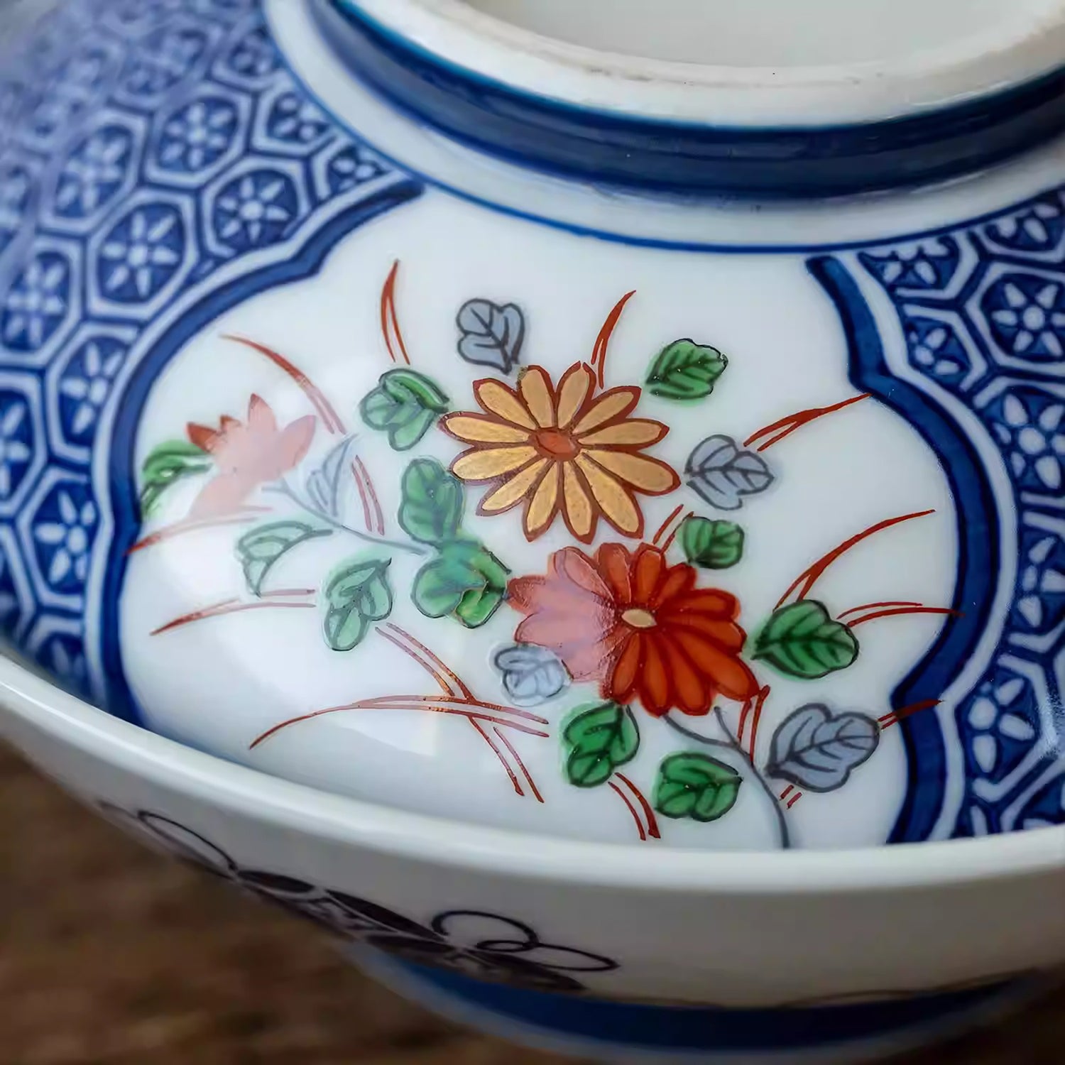 Bol couvert Arita yaki avec fleur porte-bonheur