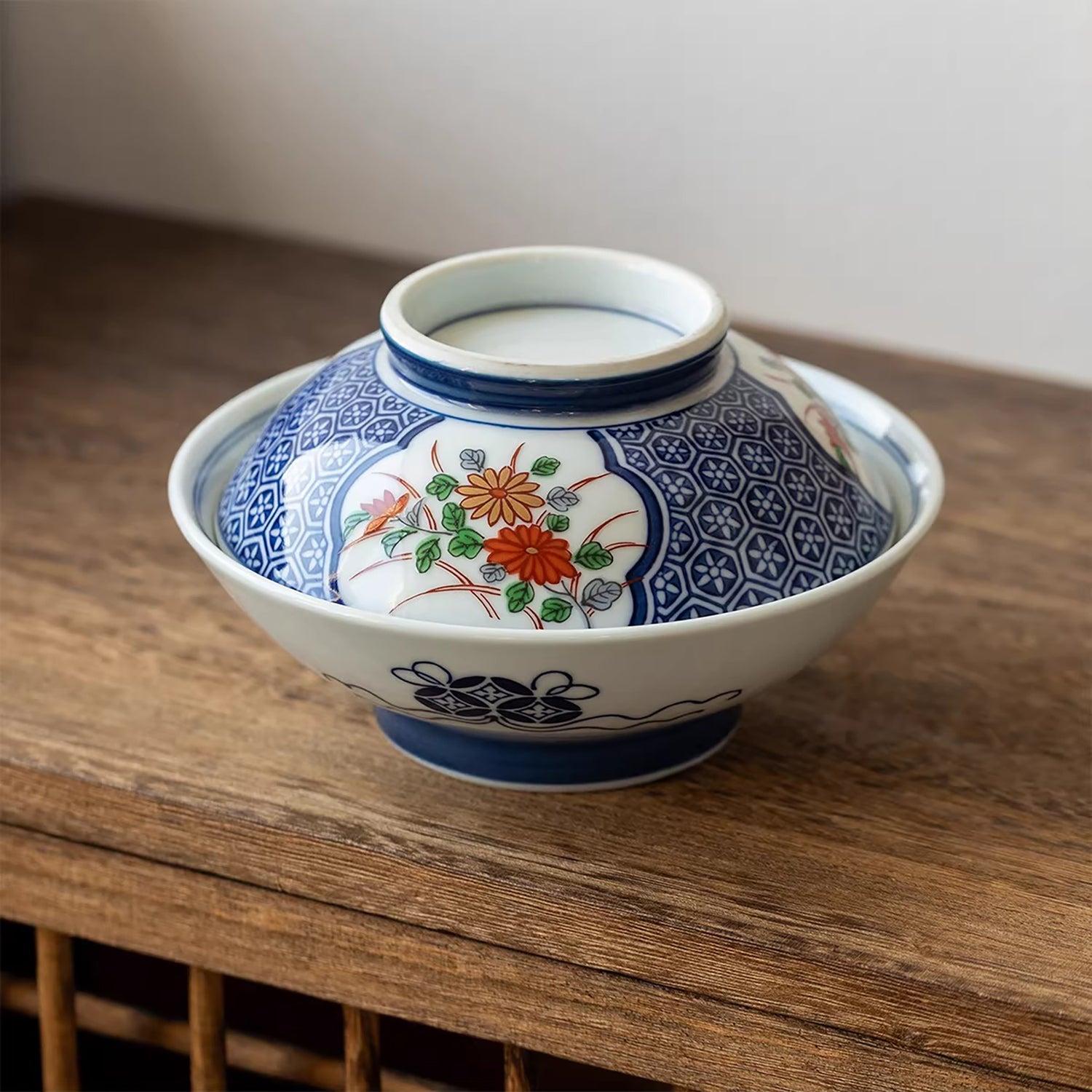 Bol couvert Arita yaki avec fleur porte-bonheur