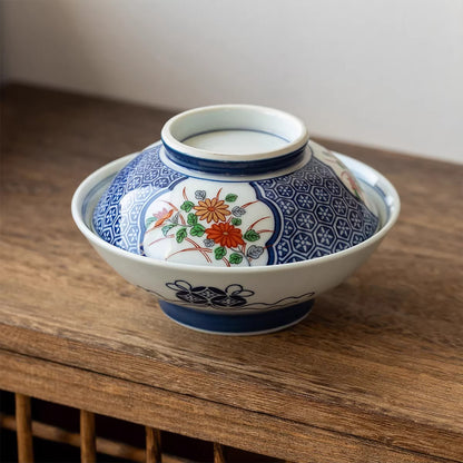 Bol couvert Arita yaki avec fleur porte-bonheur