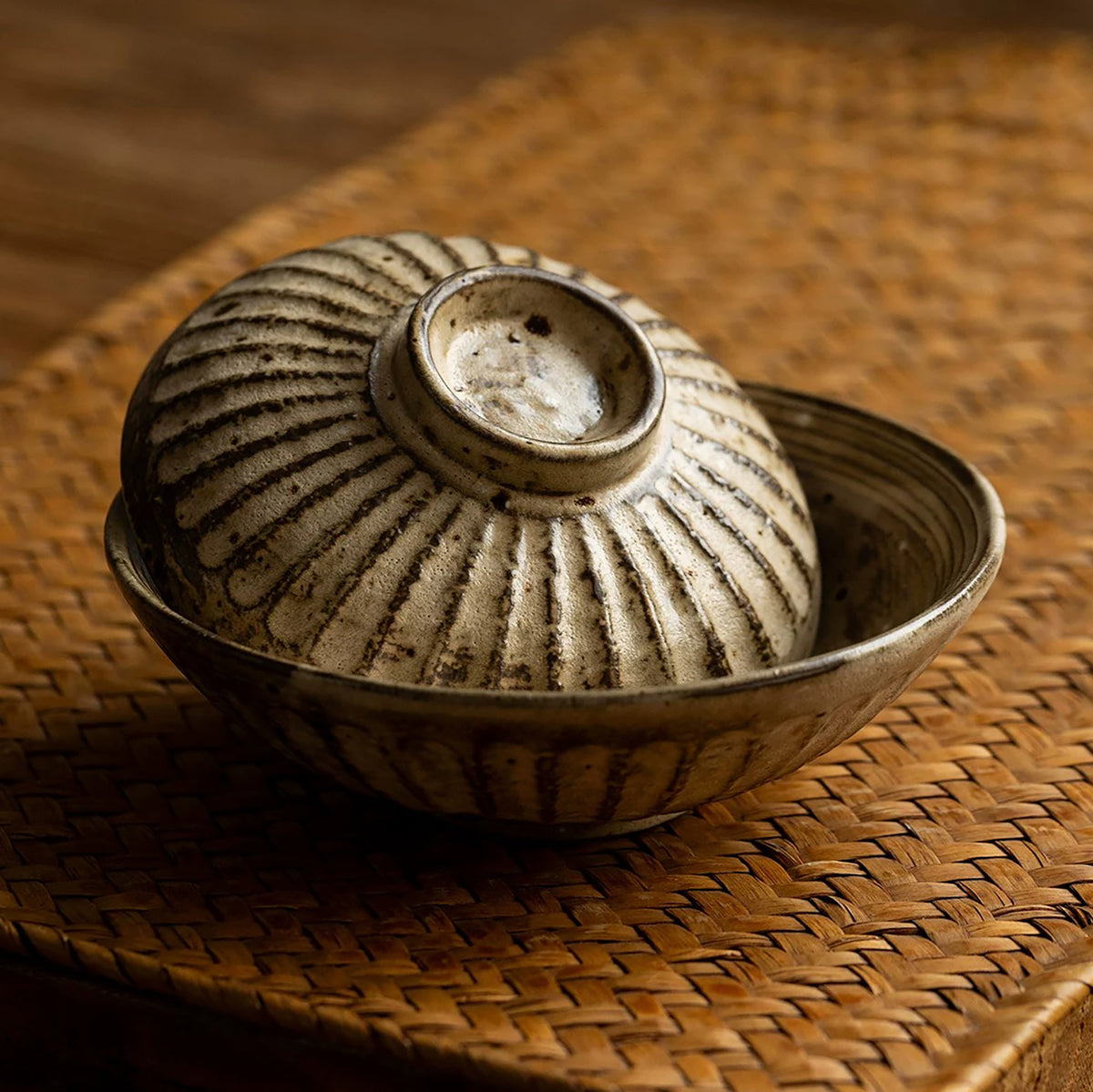 Bol en grès artisanal avec couvercle