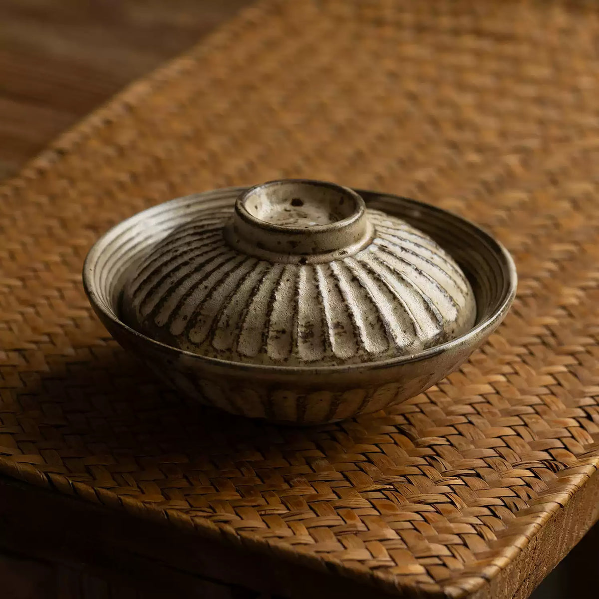 Bol en grès artisanal avec couvercle