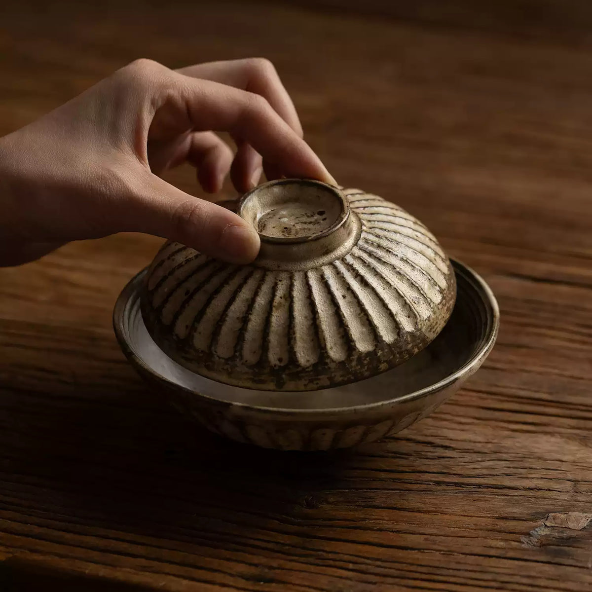 Bol en grès artisanal avec couvercle