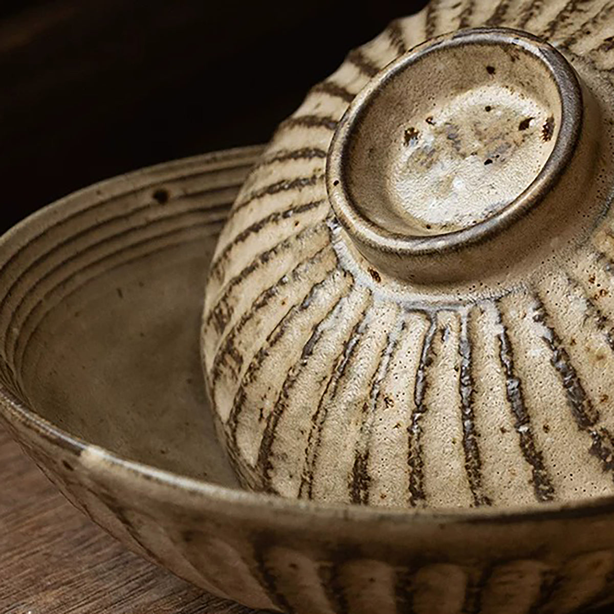 Bol en grès artisanal avec couvercle