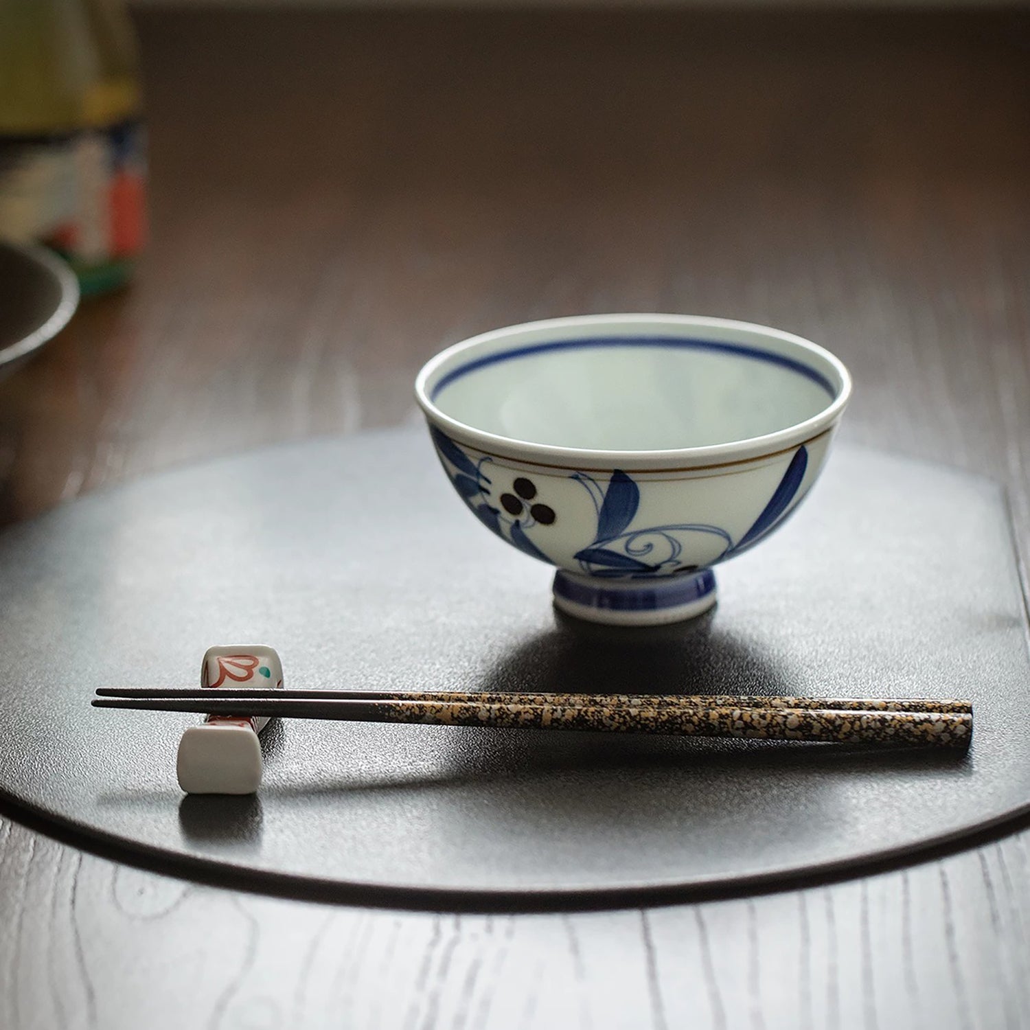 Bol en porcelaine Mino-yaki Issei décor feuilles ondoyantes