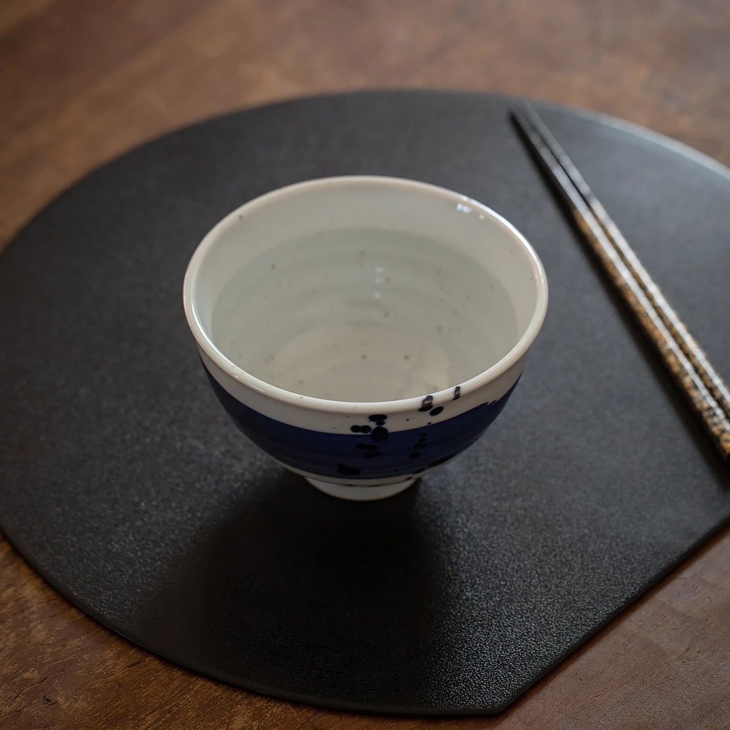 Bol japonais Hatsuichi décor soufflé sumi-e en porcelaine