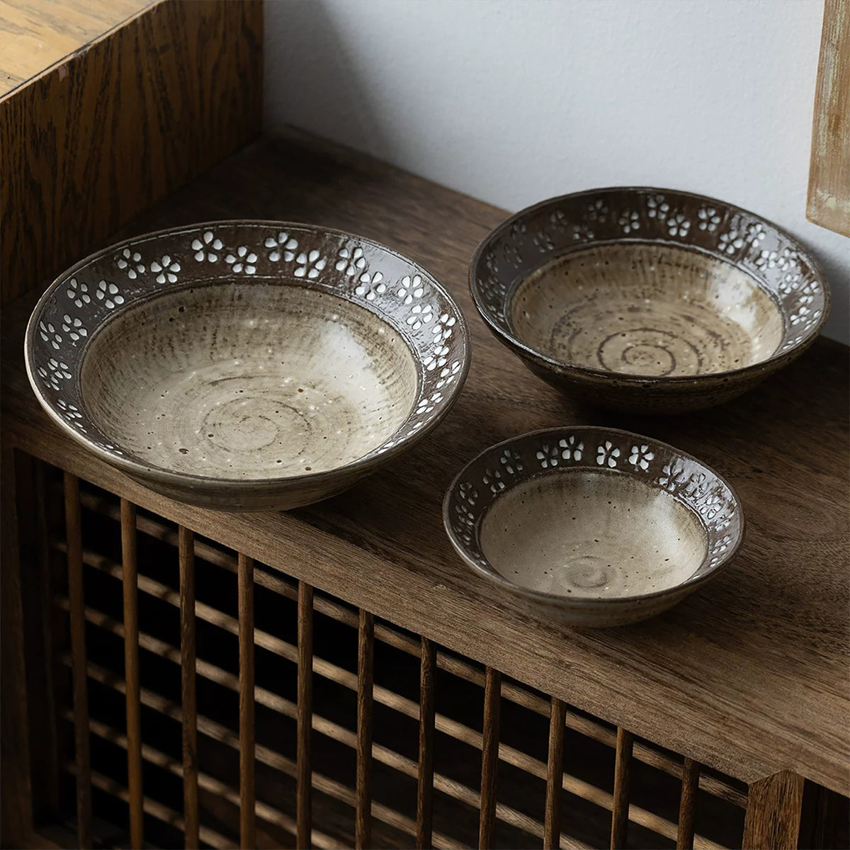 Bol artisanal en céramique style Wabi-Sabi avec Petites fleurs blanches