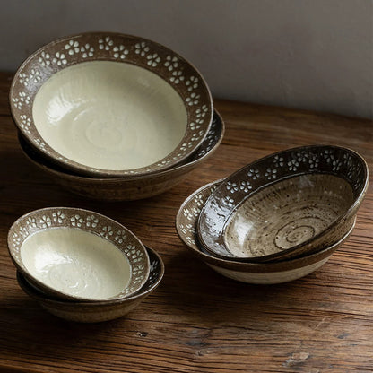 Bol artisanal en céramique style Wabi-Sabi avec Petites fleurs blanches
