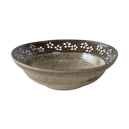 Bol artisanal en céramique style Wabi-Sabi avec Petites fleurs blanches