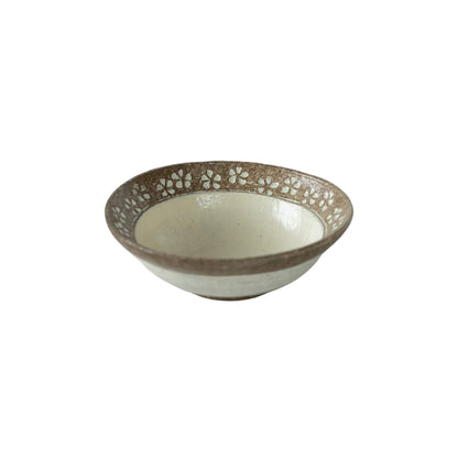 Bol artisanal en céramique style Wabi-Sabi avec Petites fleurs blanches