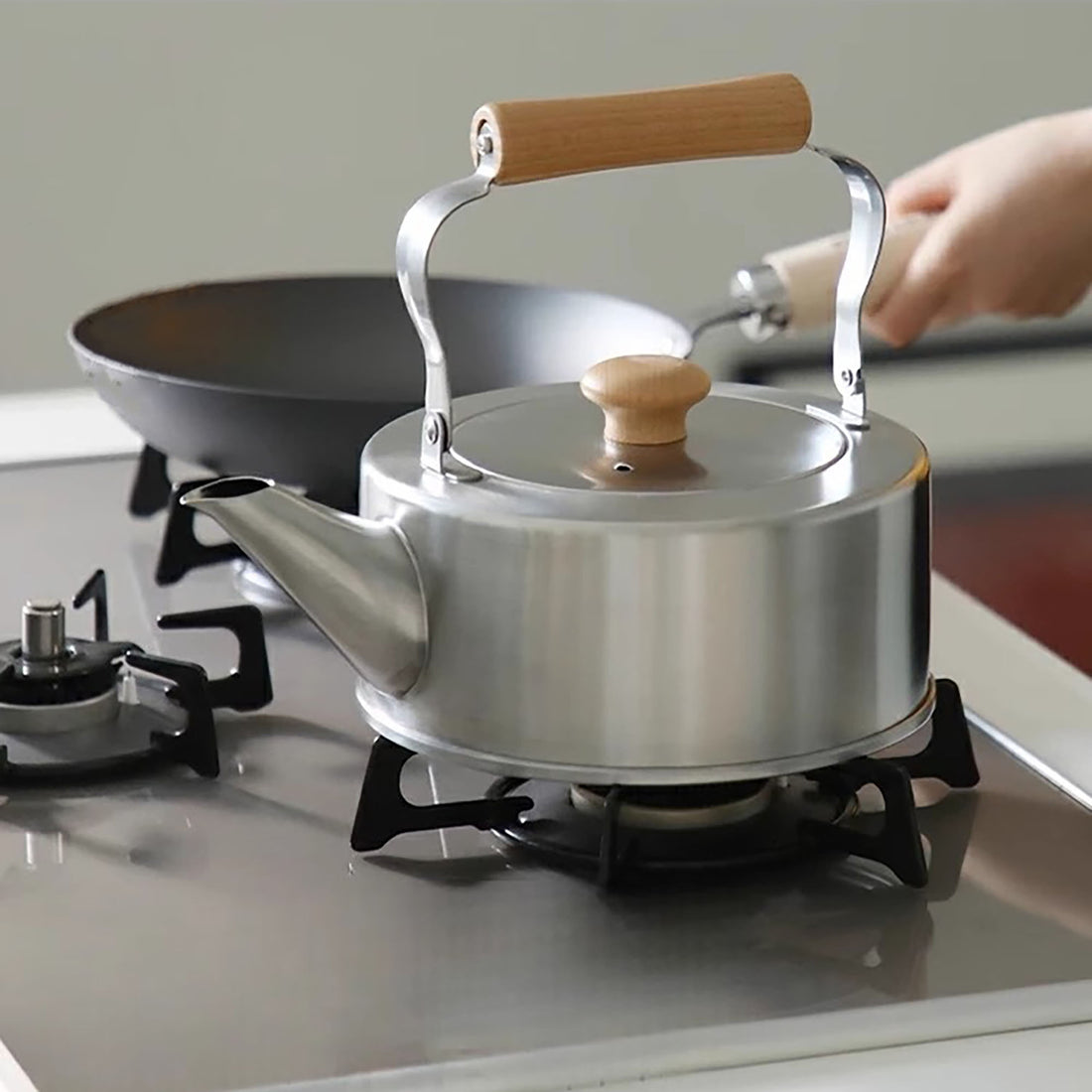 Bouilloire japonaise en inox FREIZ avec poignée en bois