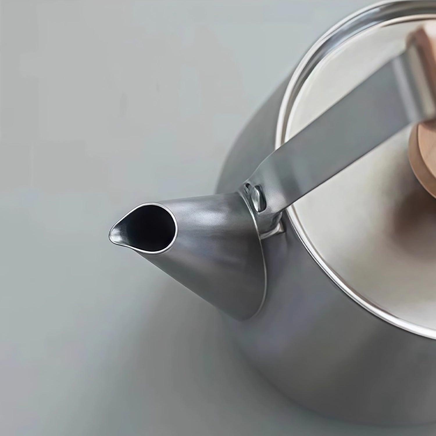 Bouilloire en acier inoxydable Yoshikawa avec poignée pliante en bois